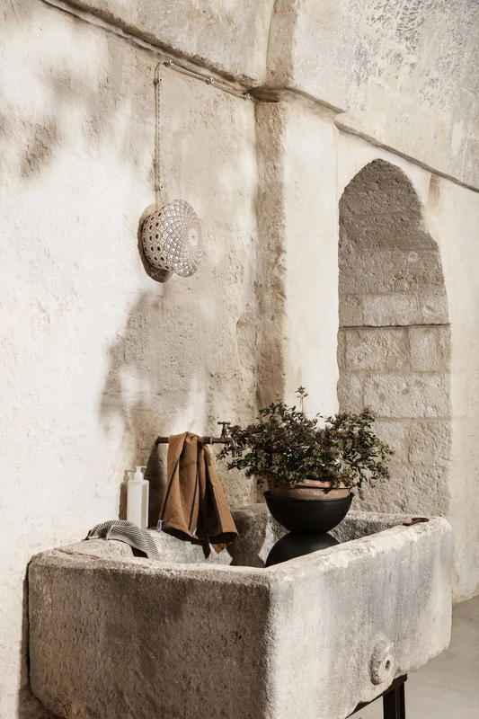 Ferm LIVING Pot Hourglass, XS, Noir 5 Ferm LIVING Pot Hourglass, XS, Noir – Image 3