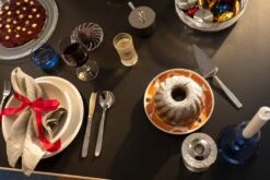 HAY Bougeoir Moyen Flare, Bleu Clair Avec Bord Rouge 12 HAY Bougeoir Moyen Flare, Bleu Clair Avec Bord Rouge -Intérieure Décoration Magasin 2021 09 30 FDS Valmiit VVV 20