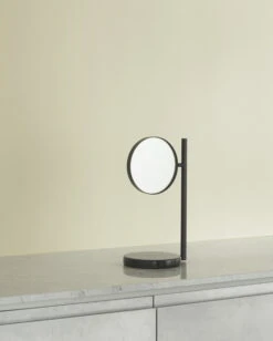 Normann Copenhagen Miroir De Table Pose, Noir 12 Normann Copenhagen Miroir De Table Pose, Noir -Intérieure Décoration Magasin 2022 Pose Mirror Black 02