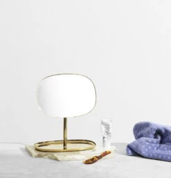 Normann Copenhagen Miroir Flip, Laiton 9 Normann Copenhagen Miroir Flip, Laiton -Intérieure Décoration Magasin 371999 Normann Copenhagen Flip Mirror Brass 04