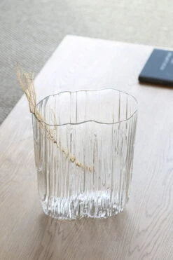 Antrei Hartikainen Vase Melt, Modèle XL, Transparent 13 Antrei Hartikainen Vase Melt, Modèle XL, Transparent -Intérieure Décoration Magasin Antrei Hartikainen Melt vases XL size clear Photo by Antrei Hartikainen 62