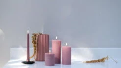 Uyuni Lighting Bougie Pilier LED, 7,8 x 10 cm, Texture Rustique, Dusty Rose -Intérieure Décoration Magasin Assorted dusty rose pillar candles with a dusty rose taper