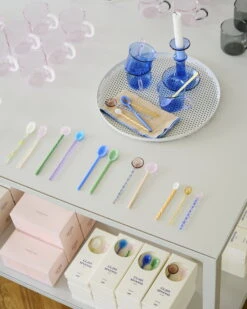 HAY Bougeoir Moyen Flare, Bleu Clair Avec Bord Rouge 13 HAY Bougeoir Moyen Flare, Bleu Clair Avec Bord Rouge -Intérieure Décoration Magasin Borosilicate Cup Set of 2 light blue with pink handle Flare Medium light blue with red rim