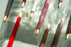 Uyuni Lighting Bougie Conique LED, 2 pièces, Vanille -Intérieure Décoration Magasin Colour Tapers with Green Backdrop large