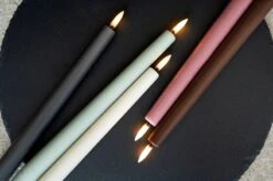 Uyuni Lighting Bougie Conique LED, 2 pièces, Dusty Rose 10 Uyuni Lighting Bougie Conique LED, 2 pièces, Dusty Rose -Intérieure Décoration Magasin Colour Tapers with a Black Background large 1