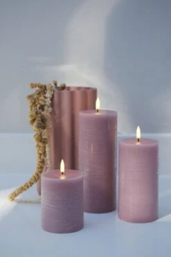 Uyuni Lighting Bougie Pilier LED, 7,8 x 20 cm, Texture Rustique, Dusty Rose 8 Uyuni Lighting Bougie Pilier LED, 7,8 x 20 cm, Texture Rustique, Dusty Rose -Intérieure Décoration Magasin Dusty rose assorted pillar candles large 1