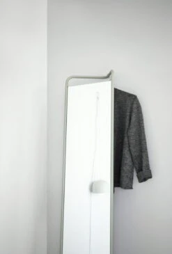 MENU Miroir Pleine Longueur Kaschkasch, Blanc -Intérieure Décoration Magasin KaschKasch Floor Mirror Location 02