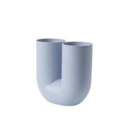 Muuto Vase Kink, Bleu Clair -Intérieure Décoration Magasin Kink vase light blue angle Muuto 5000x5000 hi res