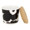 Marimekko Bougie Parfumée Oiva - Unikko, Spring Forest 2 Marimekko Bougie Parfumée Oiva - Unikko, Spring Forest -Intérieure Décoration Magasin MA072042 190 MM 224 unikko scented candle 072042 190 FR1 kb