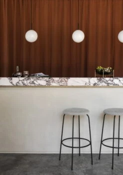 MENU Vase Échasse, Smoke 11 MENU Vase Échasse, Smoke -Intérieure Décoration Magasin MENU Afteroom Bar Stool TR .chasse Bowl