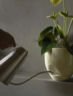 MENU Jardinière Hydrous, 20 cm, Cendré 11 MENU Jardinière Hydrous, 20 cm, Cendré -Intérieure Décoration Magasin MENU Hydrous Planter Hydrous Watering Can