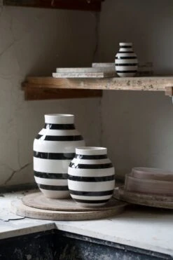 Kähler Vase Omaggio, Modèle Moyen, Noir -Intérieure Décoration Magasin Omaggio Black H305 H200 and H125 1