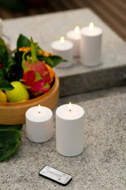 Uyuni Lighting Bougie Pilier LED D’extérieur, 7,8 x 7,8 cm, Blanc 12 Uyuni Lighting Bougie Pilier LED D’extérieur, 7,8 x 7,8 cm, Blanc -Intérieure Décoration Magasin Outdoor Candles remote fruit on stone table large