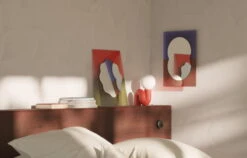 Petite Friture Miroir Wander, 40 x 55 cm, Violet - Rouge Brun -Intérieure Décoration Magasin PETITE FRITURE 3D LIFESTYLE VICTOR ROUSSEL 2022 06 Chambre 5K