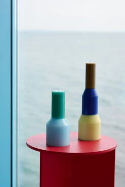 HAY Bougie Pillar, Modèle L, Jaune Citron 8 HAY Bougie Pillar, Modèle L, Jaune Citron -Intérieure Décoration Magasin Pillar Candle S Tall light blue Pillar Candle L lime yellow Slit Table Wood Round High candy red wb lacquered oak