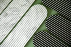 Northern Planche De Service Podium, 90 cm, Marbre Blanc Mélangé -Intérieure Décoration Magasin Podium black white closeup landscape Northern ph PO Solvberg High res 1