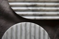 Northern Planche De Service Podium, 90 cm, Marbre Blanc Mélangé -Intérieure Décoration Magasin Podium white closeup Northern ph PO Solvberg High res 1