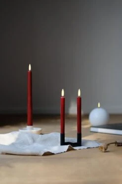 Uyuni Lighting Bougie Conique LED, 2 pièces, Rouge 11 Uyuni Lighting Bougie Conique LED, 2 pièces, Rouge -Intérieure Décoration Magasin Red taper candles with Round candle large