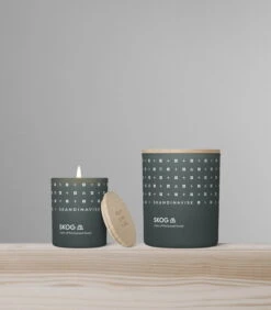 Skandinavisk Grande Bougie Parfumée Avec Couvercle, SKOG 13 Skandinavisk Grande Bougie Parfumée Avec Couvercle, SKOG -Intérieure Décoration Magasin SKANDINAVISK styling 20203 SKOG 65g 2
