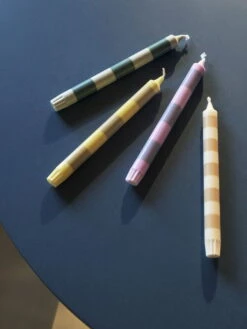 HAY Bougie Stripe, Jaune - Blanc 11 HAY Bougie Stripe, Jaune - Blanc -Intérieure Décoration Magasin Stripe Candle douce