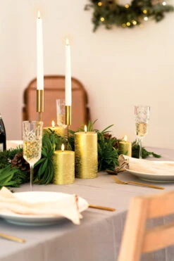 Uyuni Lighting Bougie Conique LED, 2 pièces, Nordic White 8 Uyuni Lighting Bougie Conique LED, 2 pièces, Nordic White -Intérieure Décoration Magasin Taper Pillar Candles metallic gold Christmas table setup 2