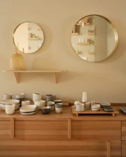 Lokal Helsinki Miroir Vino 60, Laiton, Extérieur 12 Lokal Helsinki Miroir Vino 60, Laiton, Extérieur -Intérieure Décoration Magasin VINO iinavuorivirta lokalhelsinki2022 2