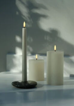 Uyuni Lighting Bougie Conique LED, 2 pièces, Vanille -Intérieure Décoration Magasin Vanilla Taper and Pillar candles with a chamber large