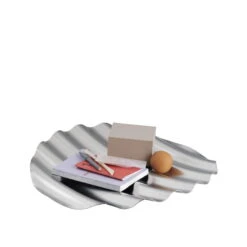 Muuto Plateau Wave, 50 cm, Acier -Intérieure Décoration Magasin Wave tray w styling 1 Muuto 5000x5000 hi res