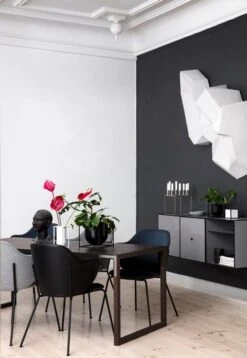 By Lassen Vase Kubus Lily, Blanc -Intérieure Décoration Magasin byLassen Lassen Chair Kubus Flowerpot 23 Conekt 300 1