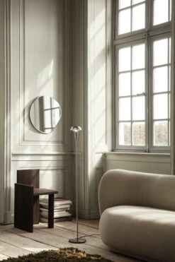 Ferm LIVING Petit Miroir Pond, Chrome Foncé -Intérieure Décoration Magasin fermLIVING AW21 TinyFloorLampSteel PondMirrorSmallDarkChrome UTAPiece image